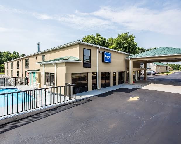 Claremont Inn & Suites